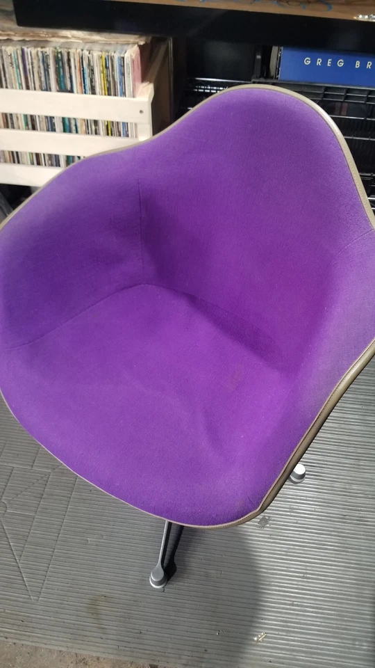 EAMES PURPLE HERMAN MILLER CHAIR ALEXANDER GIRARD GREIGE FIBERGLASS VTG 1968 - Image 2 of 4