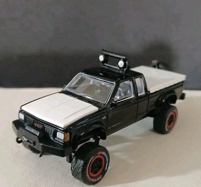  Greenlight  (CUSTOM) (4x4) 1:64 Scale  1990 GMC S-15  