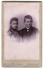 Fotografie A. Michelsen, Bredstedt, Bahnhofstrasse, Mädchen und Knabe im Sonnta 