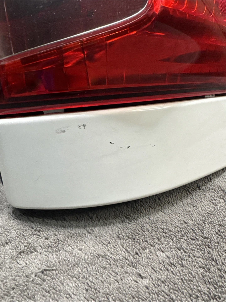 Isuzu Ascender 2003 2004 2005 2006 2007 2008 Pass... Right Tail Light White Trim - Image 2 of 4
