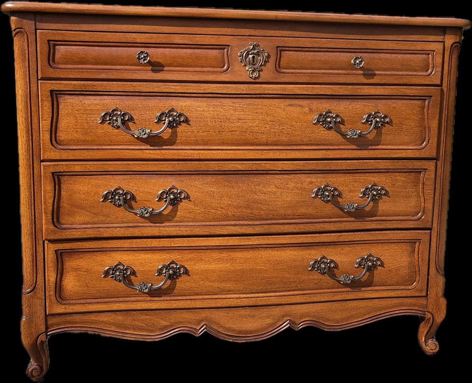 Cajonera estilo francés de nogal de White Furniture Company siglo XX Foto 2 de 4