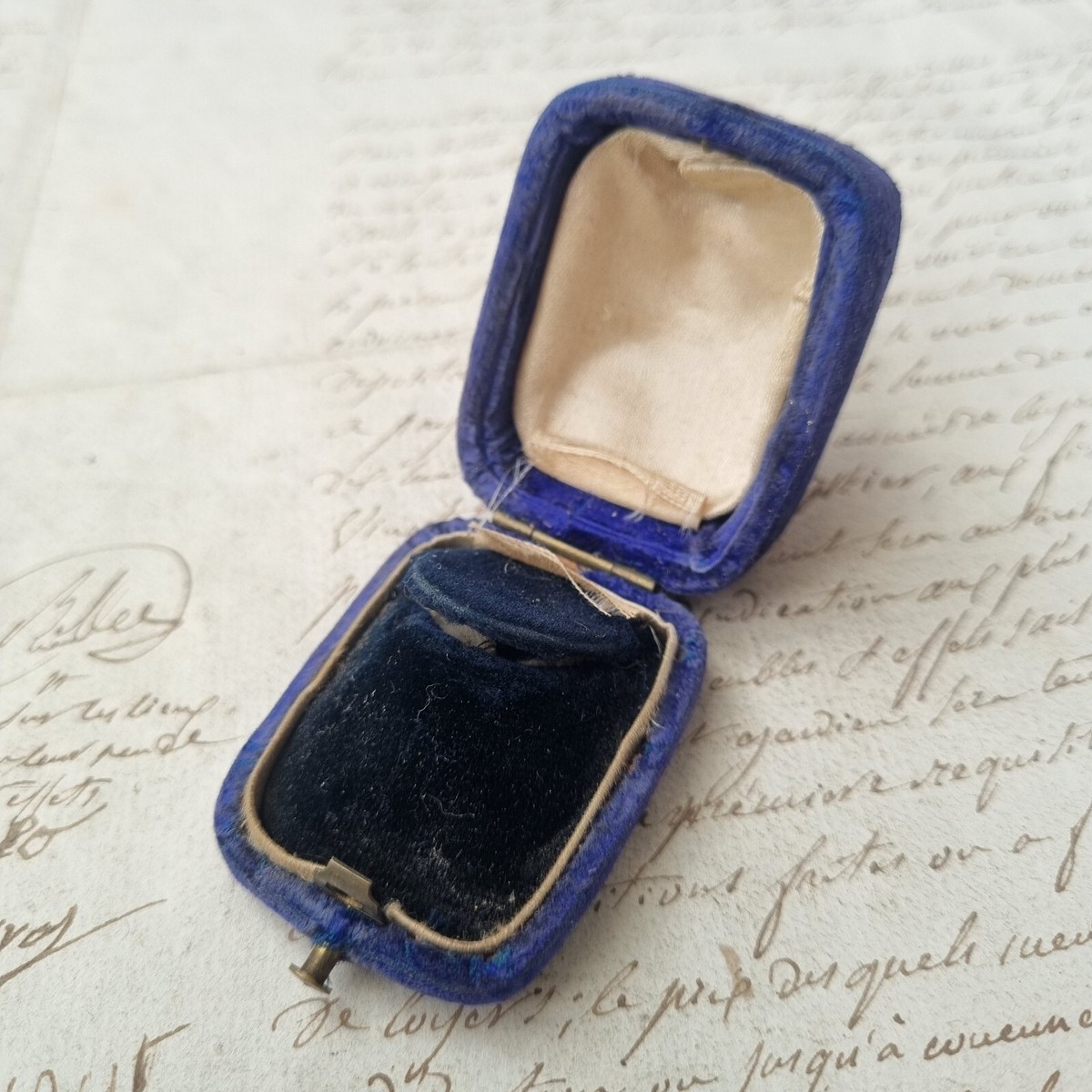Écrin à Bague Ancien En Velours Bleu – Boîte à Bijou XIXe Siècle, Origine France, Collection Vintage
