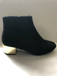 black ankle boots size 6
