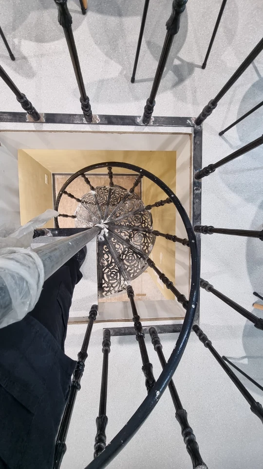 Cast Iron Spiral Stair 1040mm dia, Staircases &Stairwell ballustrading - Image 2 of 4