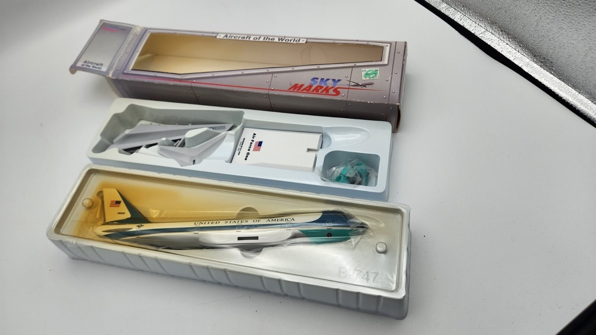 Daron Skymarks 1:250 US Air Force One B747-200 Aircraft Airplane