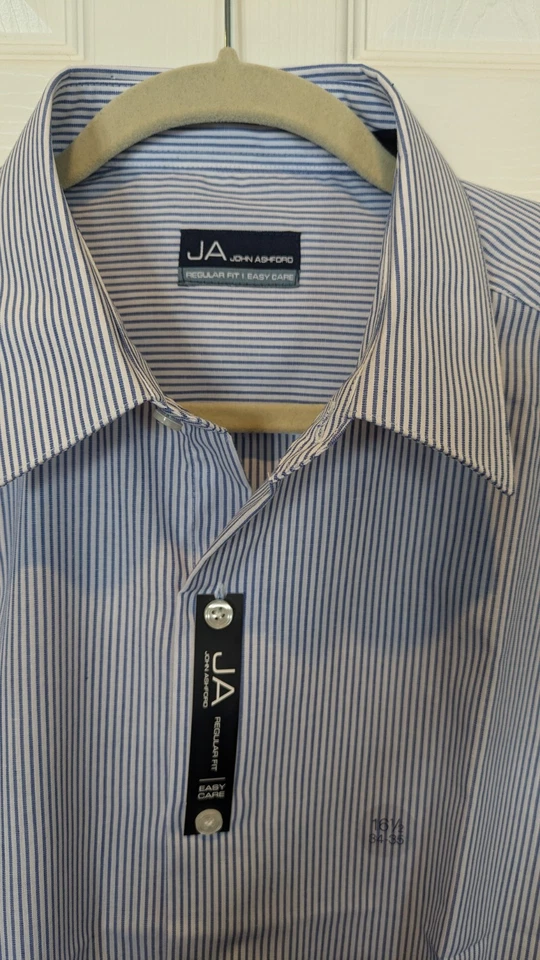 Camisa JA John Ashford, Nueva con Etiquetas, Talla 16.5, Blanca con Rayas Azules. Cuidado fácil, ajuste regular Foto 3 de 4