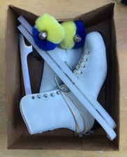 Vintage 1970 s Ladies WHITE RALLY ICE FIGURE SKATES Size 9 w/ Pom Poms, Guards