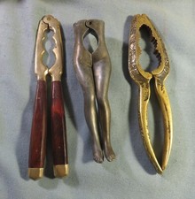3 différents casse noix, noisettes , Jambes de femme, laiton ou bronze, etc