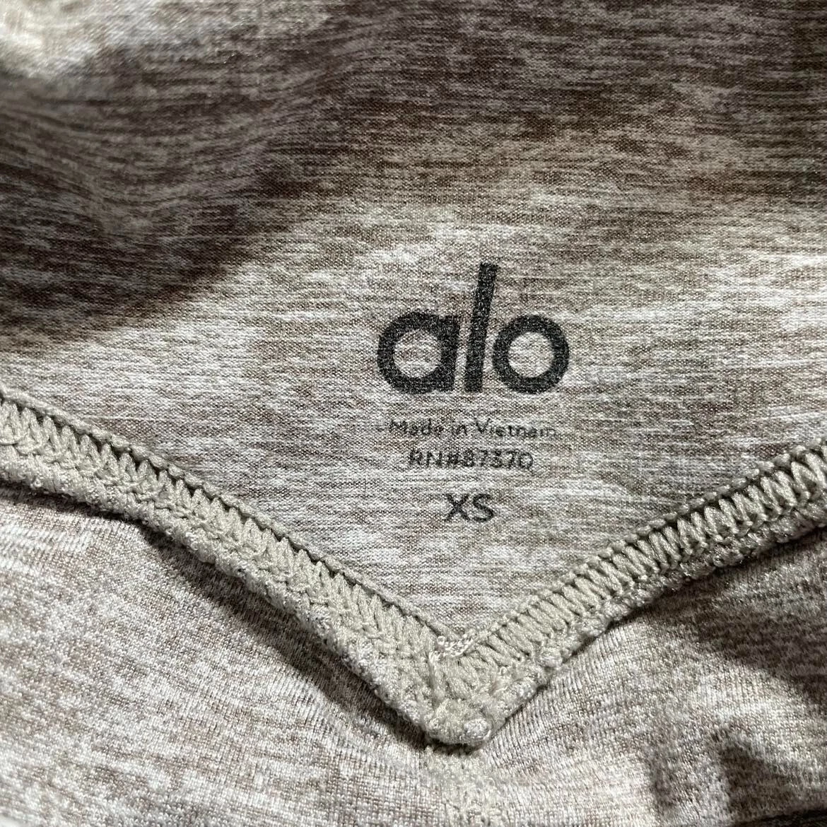 alo-yoga yoga exercise athletic athleisure leggings