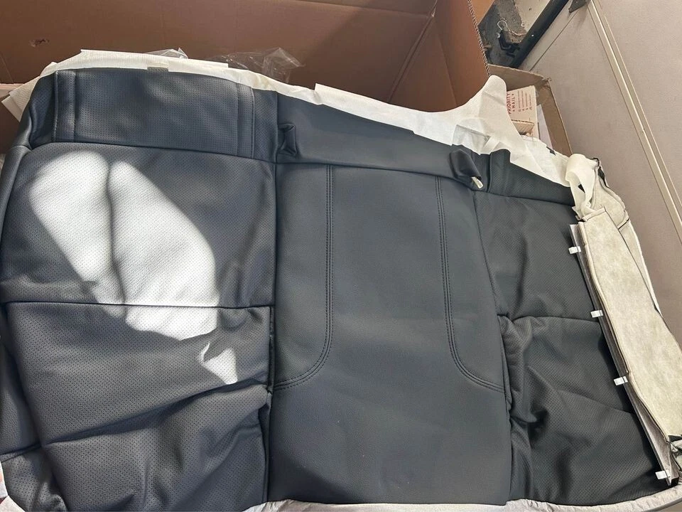 Новый из старых запасов новый оригинальный производитель 2008-2009 Pontiac G8 задний нижний чехол на сиденье черный (оникс) подлинный GM - Изображение 2 из 3