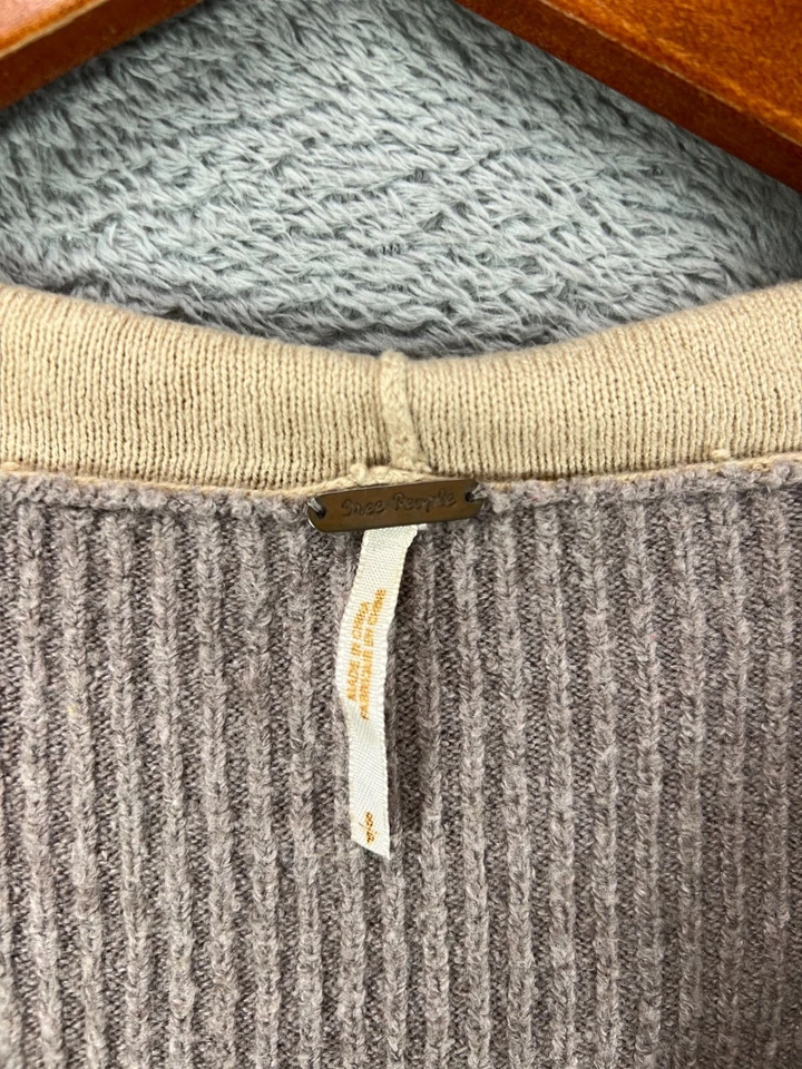 Cárdigan campesino Free People para mujer mezcla de lana boho pequeño suéter beige con capucha Foto 3 de 4