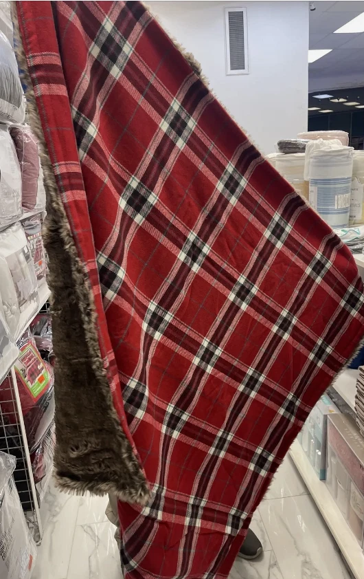 Manta Martha Stewart 50" x 60" Luxe franela y piel sintética roja a cuadros y marrón Foto 2 de 4