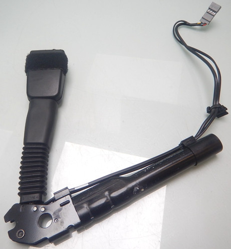 BMW 1 / E81 / GURTSCHLOSS GURTSTRAFFER / vorne links / 7213563 (M1675)