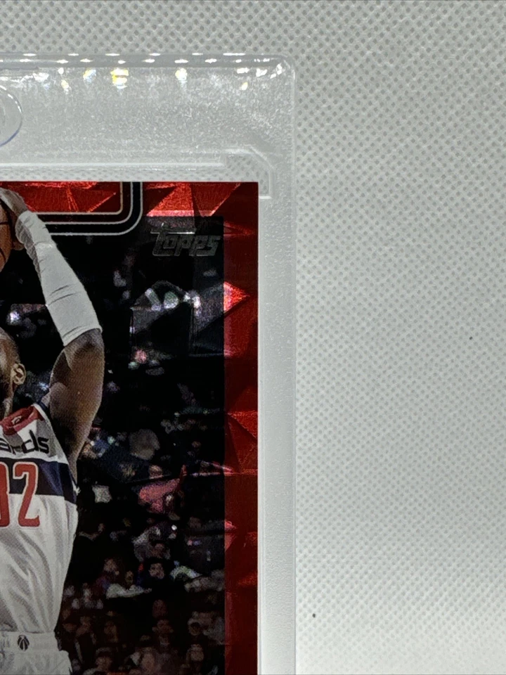 2025 Topps Flagship Khris Middleton 1/5 SSP Wizards Cor Vermelha Correspondência Gelo Rachado - Imagem 3 de 4