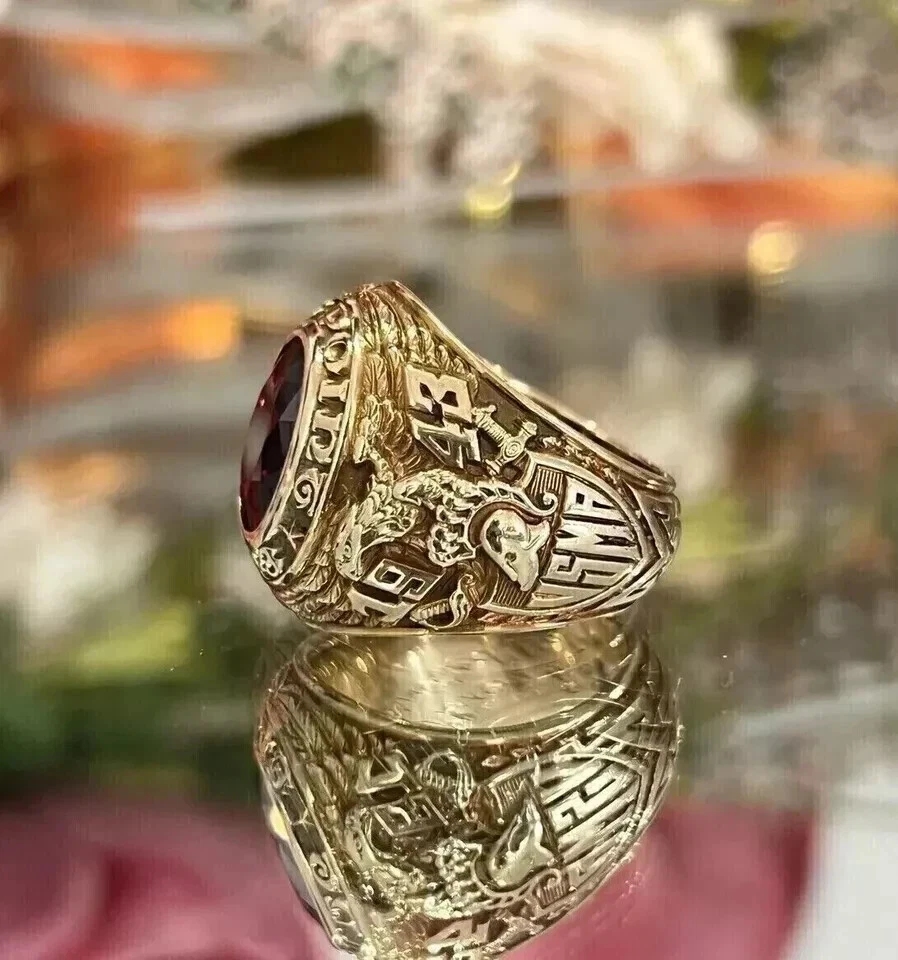 Anillo militar para hombre West Point granate creado en laboratorio de 2,50 quilates acabado en oro amarillo de 14 quilates Foto 3 de 4