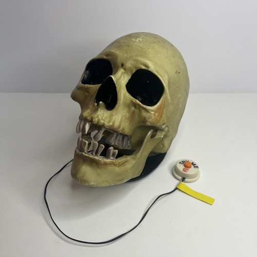 Gemmy Motion Sensor Talking Red LED Light-up Eyes Skull Wall Table Mountable