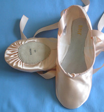 Ballet Shoes Pink Satin Adult Size 6 Split Sole with Sewn Ribbons Bloch BNIB