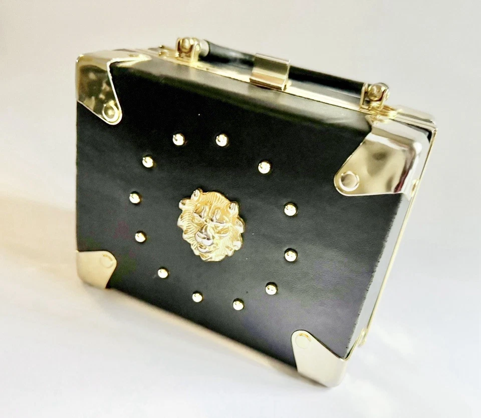 Cartera/baúl vintage de cuero sintético negro Comeco de los años 80 cabeza de león dorado y tachuelas Foto 2 de 4
