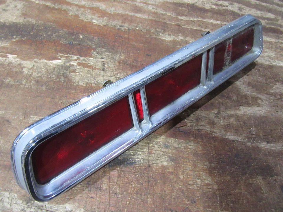 1967 Chevrolet Caprice exterior tail light lens housing trim assembly base DR - Изображение 4 из 4