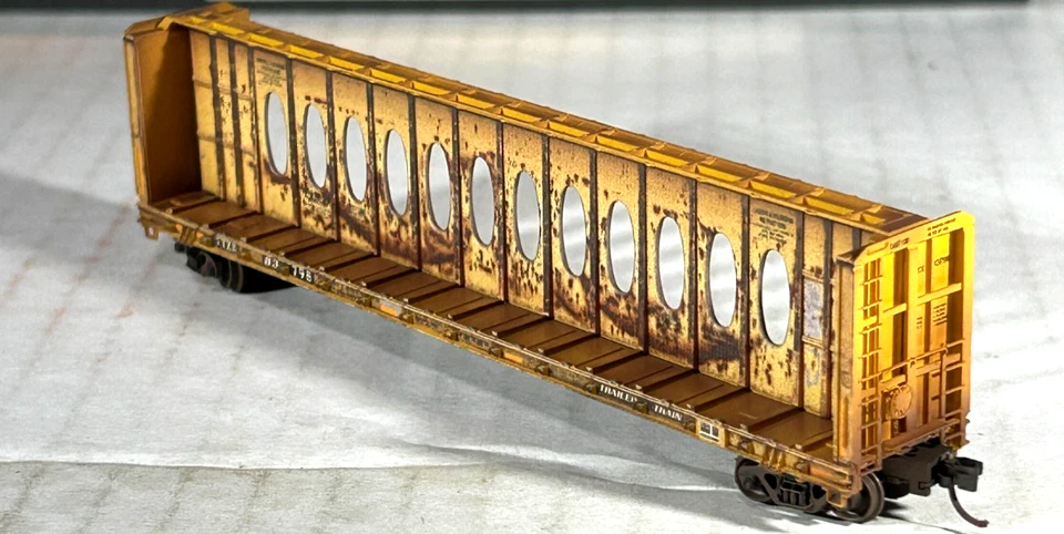 MICRO-TRAINS 3-PK WEATHERED 60' CENTERBEAM FLAT CAR W/OPERA WINDOWS TTX 98305056 - Image 3 of 4