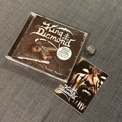 KING DIAMOND - THE PUPPET MASTER - CD Album + Bonus DVD+ Aufkleber+ Anstecker_L