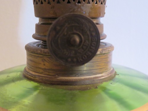 LAMPE TOUPIE DE PIANO A PETROLE VERT DECOR EMAILLE OR OIL PETROL LAMP KOSMOS - Picture 8 of 9