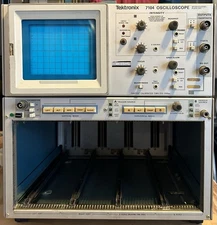 Tektronix 7104 Oscilloscope Mainframe Four Slots 1GHz
