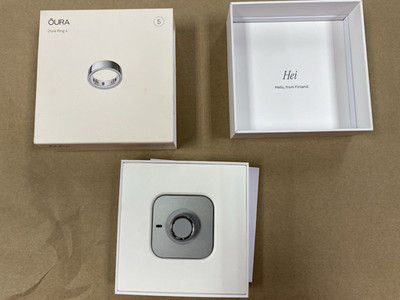 Oura Ring Gen 4  (( Size 5 )) Silver  With Charger/Dock in Original Box
