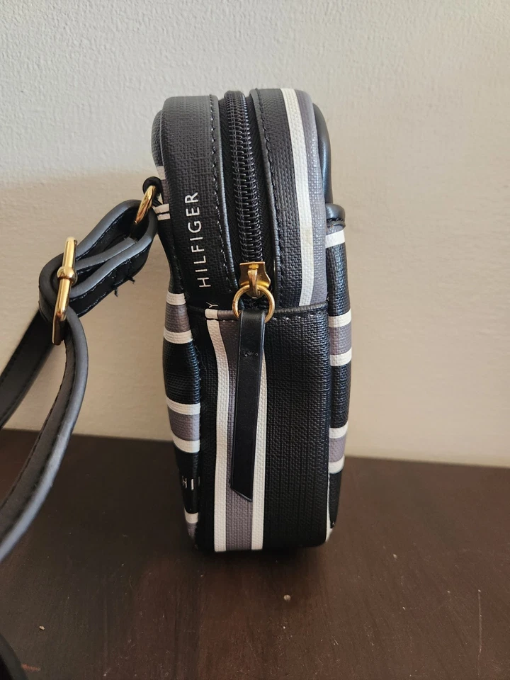 Nueva Mini Bandolera Tommy Hilfiger Negra Blanca y Gris Rayas con Detalles Dorados Foto 4 de 4