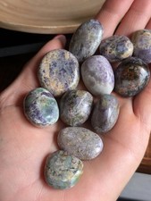 1 pierre roulée en Bolivianite violette moyenne
