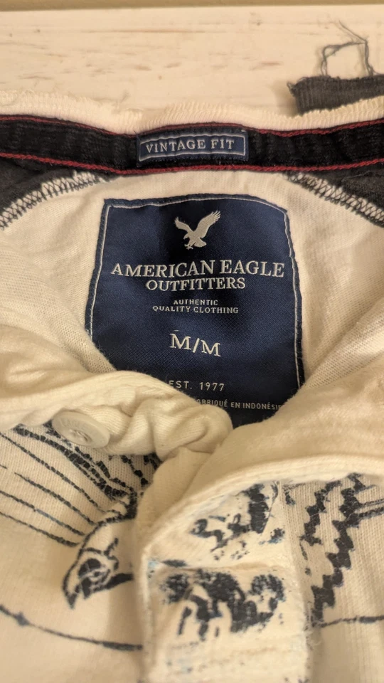 Camisa American Eagle estilo aflicción y2k vintage, ajuste vintage mediano Foto 4 de 4