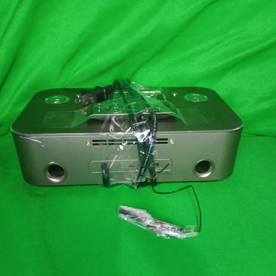 Phillips DC290B/37 Docking System 30Pin iPhone Player/Charger Alarm Clock - image 4 of 4