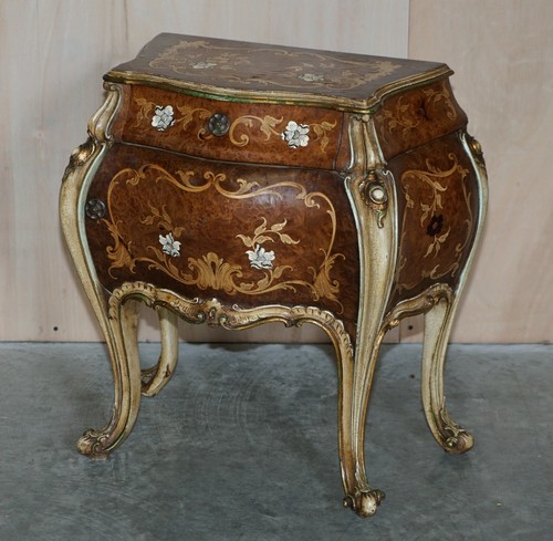 FINE PAIR OF ITALIAN MARQUETRY INLAID BURR WALNUT BEDSIDE BOMBE CHEST OF DRAWERS - Picture 2 of 12