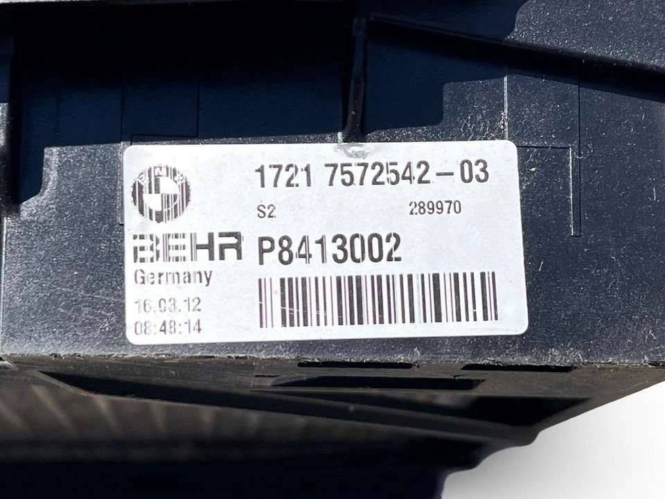 Вспомогательный радиатор со стороны правого пассажира для BMW 750i 2011-2015 годов выпуска - Изображение 2 из 4