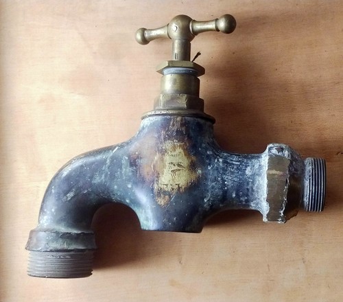 Ancien robinet de fontaine ou