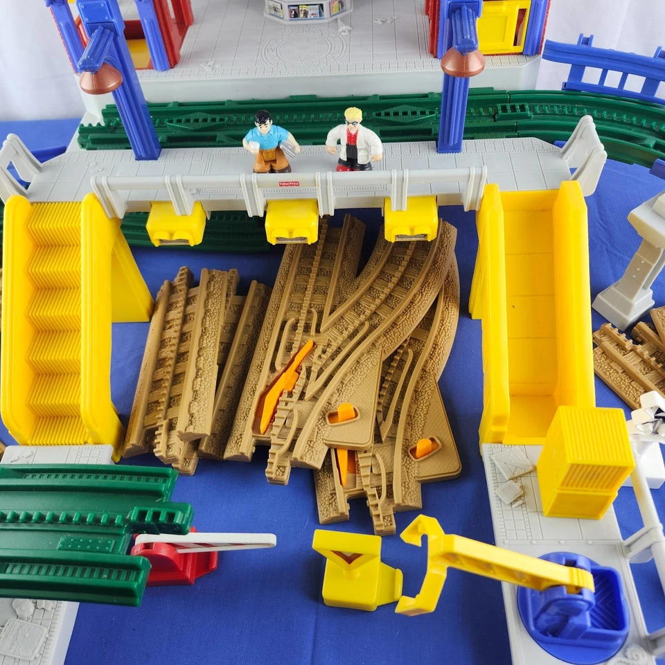 Здание терминала Центрального вокзала Geotrax Fisher-Price с путями и дополнениями - Изображение 3 из 4