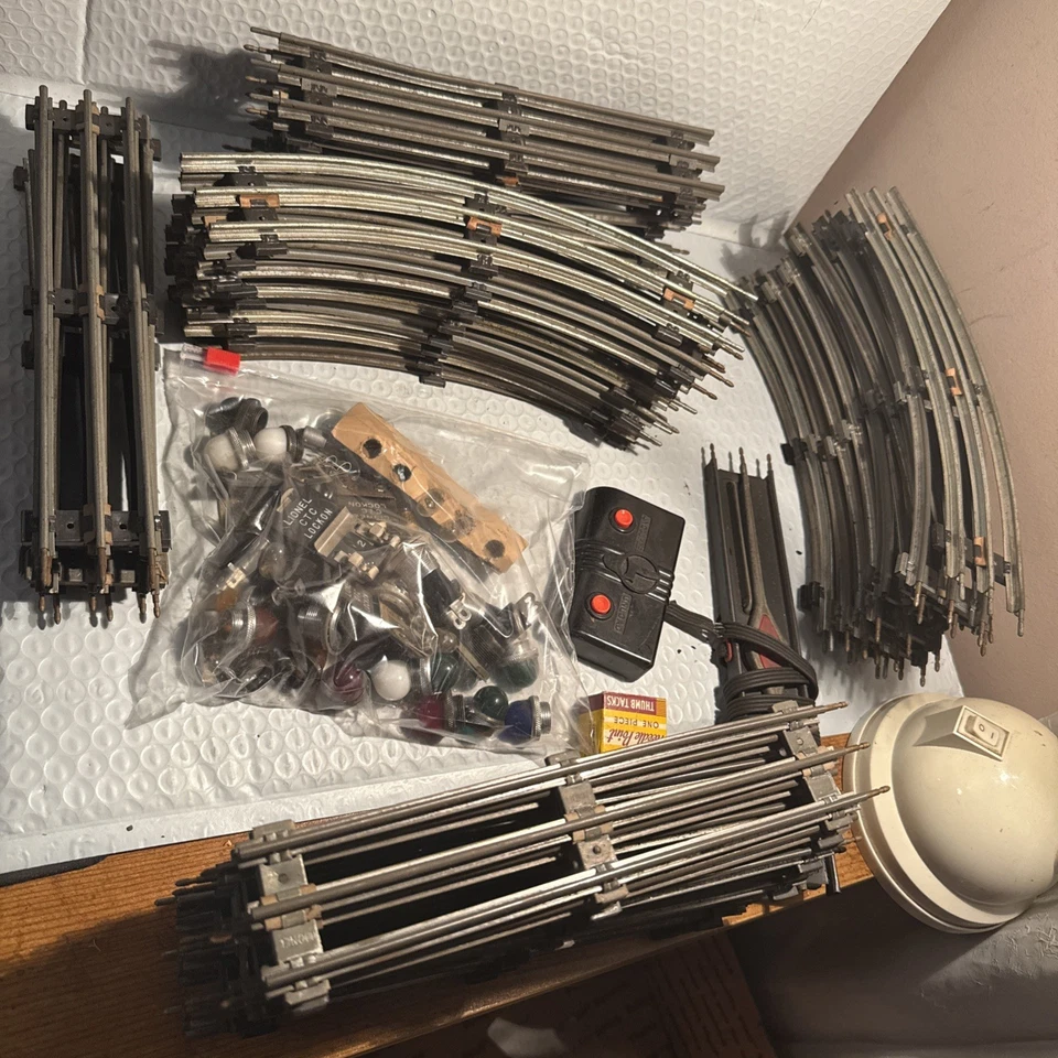 Lot of Lionel O-Gauge 19pc of Curved and 24pc of Straight Track w/switch+bulbs - Image 2 of 4