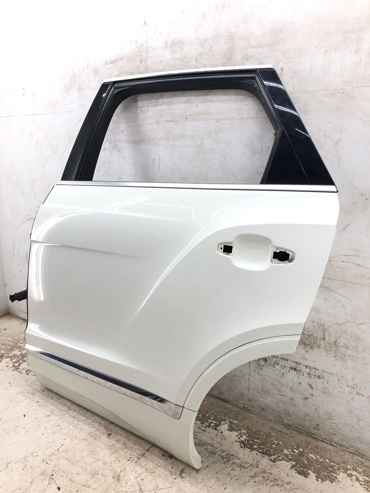 2016-2020 BENTLEY BENTAYGA REAR LEFT DOOR SHELL W/O GLASS/HANDLE GLACIER WHITE