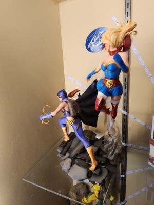 スーパーガール&バットガール DC CELEBRATION STATUE DC Bombshells Batgirl and Supergirl Celebration Statue /5000 | eBay