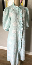 Vintage MISS ELAINE Robe House Dress Ruffle Trim Floral Textured Sz Sm xbw