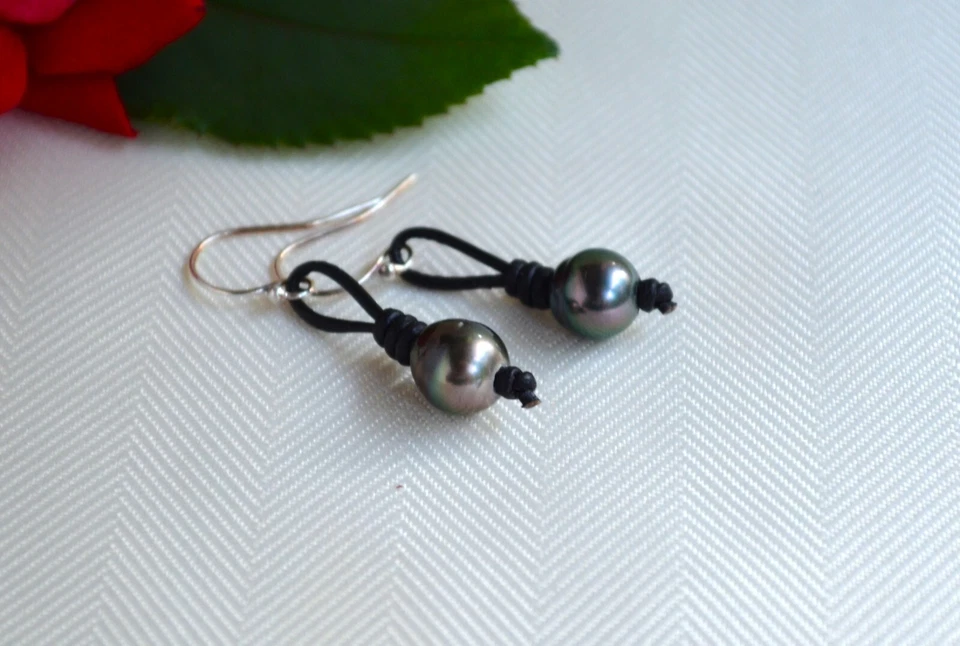 Pendientes de perlas circulares de Tahití perlas de Tahití cuero negro de Yevga Foto 4 de 4