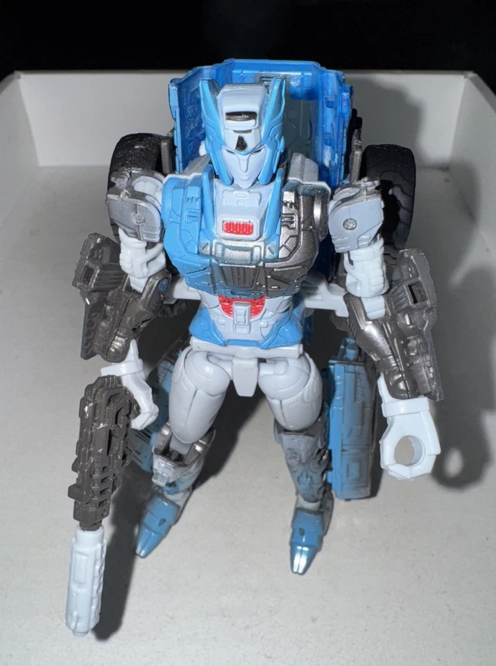 Transformers Netflix Exclusive WFC War for Cybertron WFC-03 Chromia - Image 4 of 4