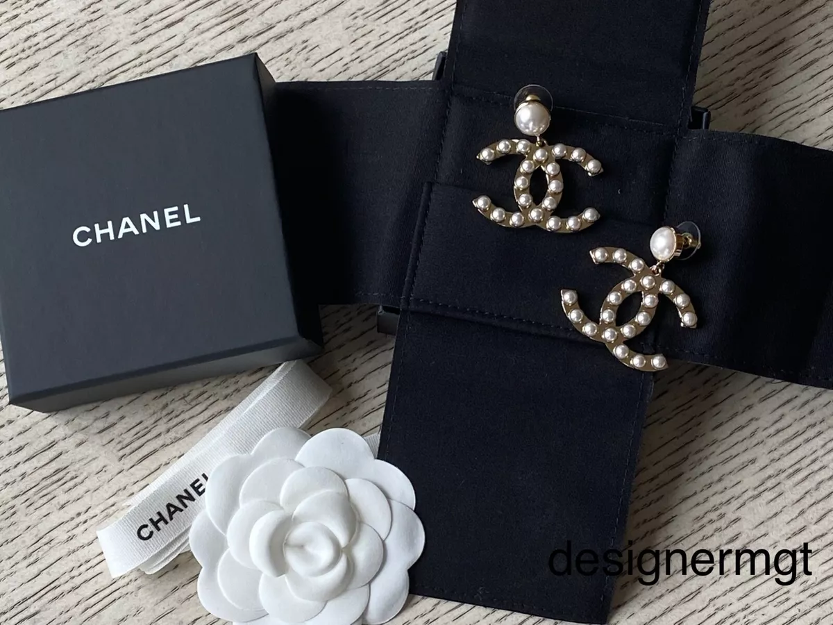 CHANEL - A21 S Dangle Drop Pearl CC Logo - Gold Earrings