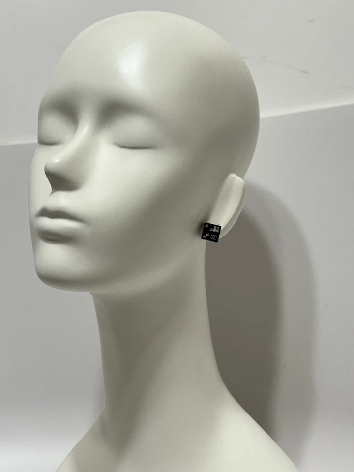 Pendientes de Colección Chanel 05A Cuadrados de Cristal Negro Logo CC Foto 2 de 4
