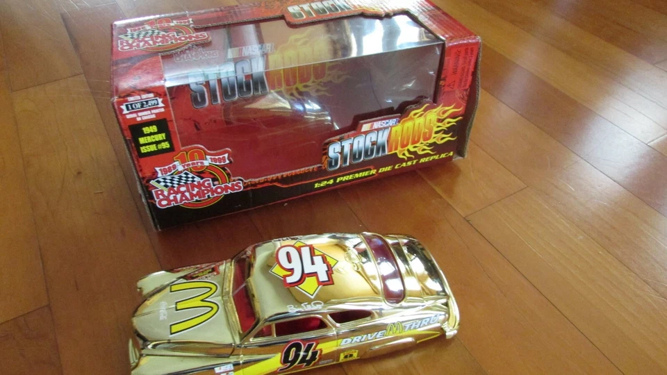 Литая модель гоночного автомобиля Bill Elliott Nascar No94 McDonalds Gold 1949 Mercury масштаб 1:24  - Изображение 4 из 4