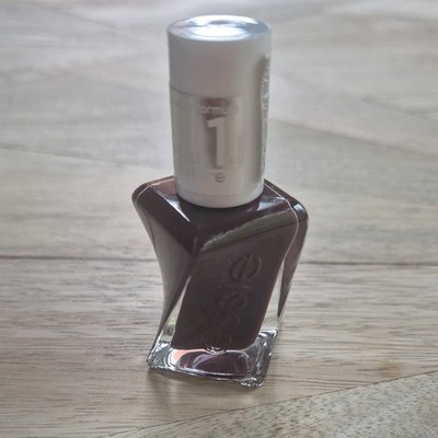 Essie - Gel Couture 13,5 ml im Farbton 370 Model Klicks - Aubergine Wine