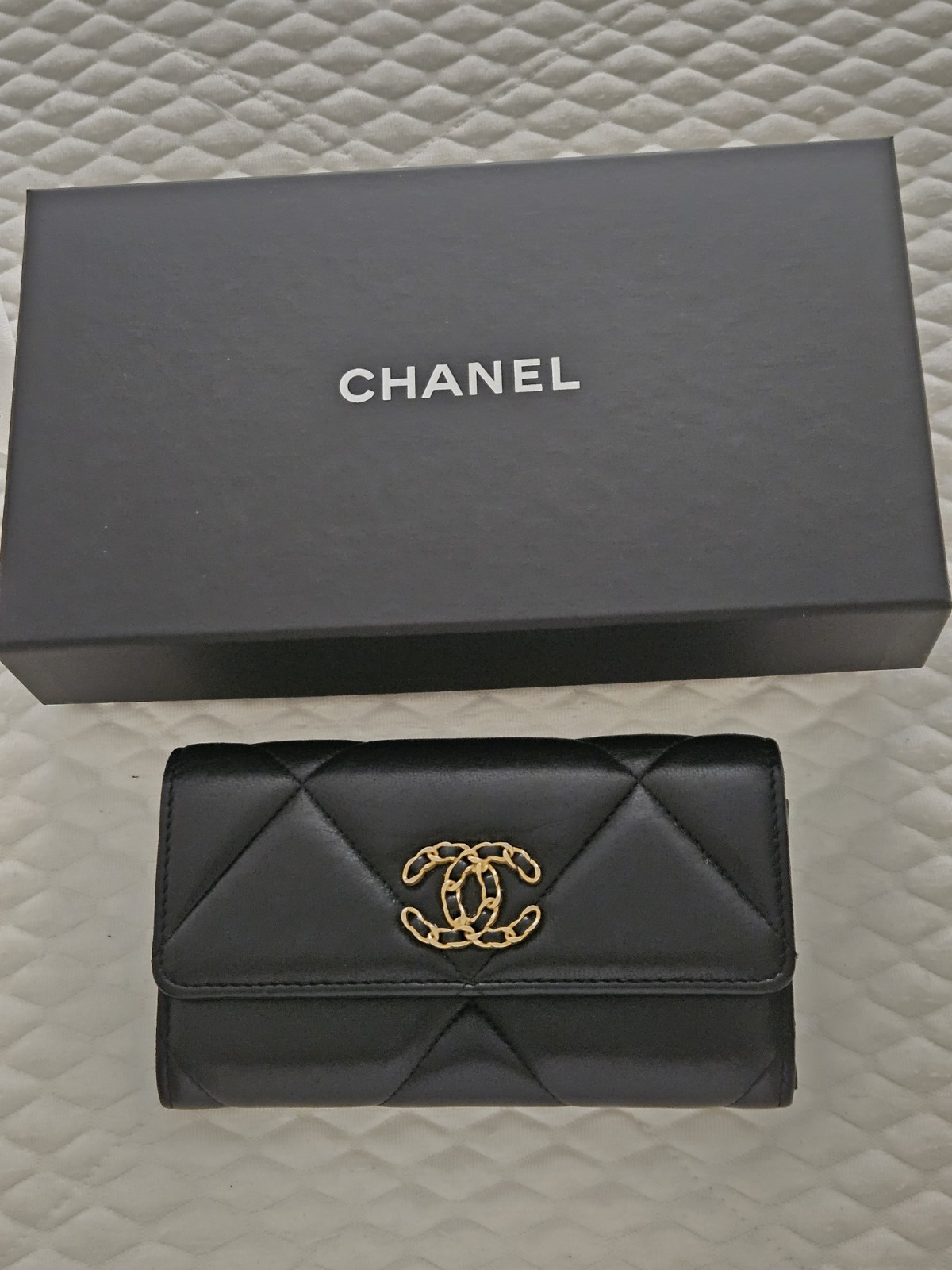 AUTHENTIC CHANEL 19 INTERLOCKING CC LOGO WALLET B… - image 2