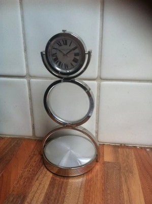  LONDON Clock Company, hat eine silberne Oberfläche und einen robusten Metallrahmen.