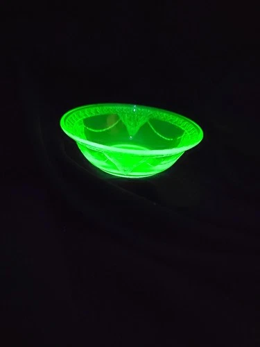 Vintage Federal Georgian LoveBirds Green Uranium Glass Berry Bowl 4.5"
