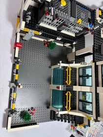 Lego City: Police:  Police Headquarters 7744 (2008) + extra car. Retired.